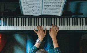Müzik aleti çalmak nasıl bilinir piyano yeni başlayanlar için uygun!