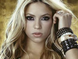Shakira sahnede şaşkına döndü